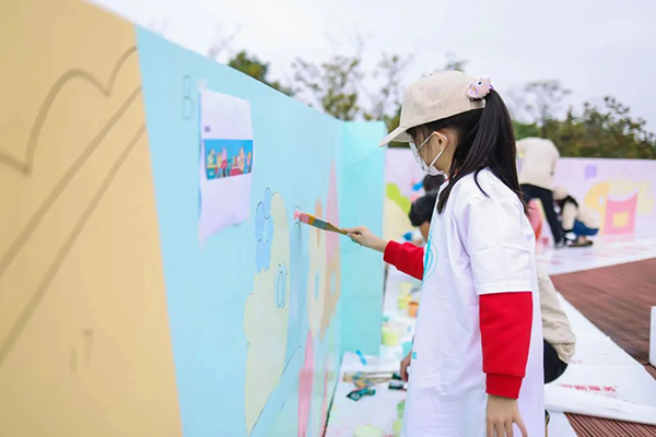志愿者们共同为浦东新区儿童友好社区环境建设注入新的“色彩”.jpg
