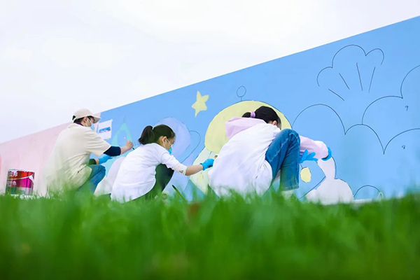 志愿者们共同为浦东新区儿童友好社区环境建设注入新的“色彩”2.jpg