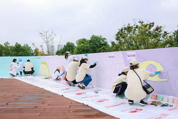 志愿者们在上海前滩鳗鲡嘴滨江绿地参与「为爱上色」ART+围墙公益彩绘活动.jpg