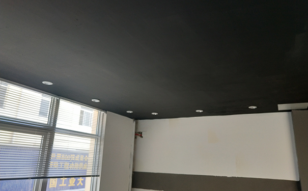 天花板为什么刷黑漆?